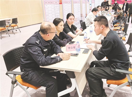 政策咨詢(xún)臺(tái)前，工作人員詳細(xì)解讀退役軍人就業(yè)補(bǔ)貼、創(chuàng)業(yè)扶持等政策。