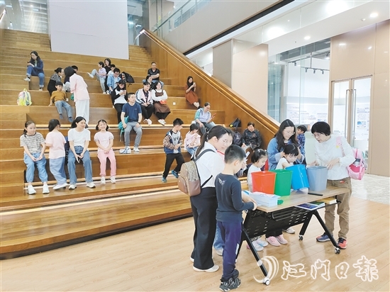 孩子與家長一起了解節(jié)能減碳的方法。