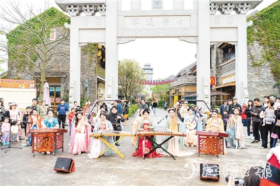 江門古勞水鄉(xiāng)旅游區(qū)民樂演出以“移步換景”的形式融入水鄉(xiāng)。