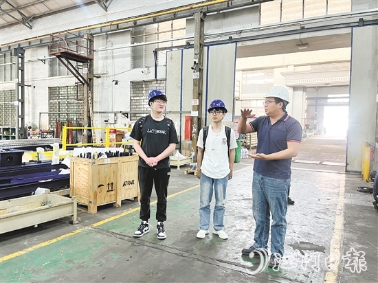大學(xué)應(yīng)屆畢業(yè)生走進鶴山市重點企業(yè)了解崗位信息。