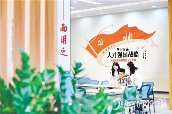 專員一對一服務(wù)鶴山籍大學(xué)應(yīng)屆畢業(yè)生。