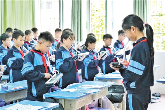 振華學(xué)校將“小器樂進(jìn)課堂”納入常規(guī)音樂課程，在全校推廣普及樂器學(xué)習(xí)，實(shí)現(xiàn)人人會(huì)一種樂器、班班有歌聲。