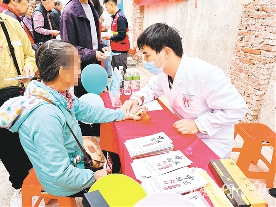 墟鎮(zhèn)社區(qū)不定期開設(shè)“中醫(yī)集市”，為長者提供中醫(yī)義診、健康咨詢、養(yǎng)生講座等服務(wù)。