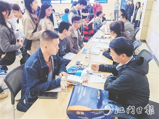 雙選會(huì)現(xiàn)場(chǎng)氣氛熱烈，學(xué)子們積極與企業(yè)代表溝通交流。