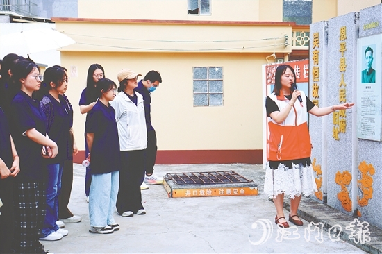 港澳學(xué)子們到吳有恒故居參觀學(xué)習(xí)。
