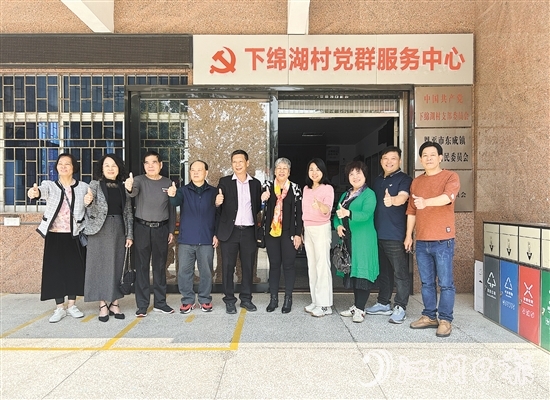 唐仲喜（右五）和兒子（右六）回到丈夫的家鄉(xiāng)東成鎮(zhèn)祭祖、探親。