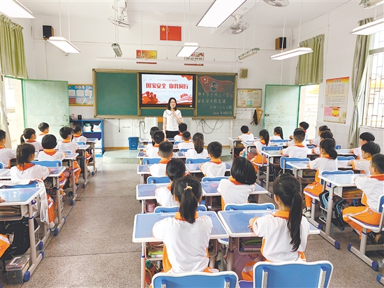 鶴山開展國家安全進校園專題授課。