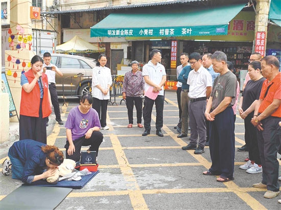 裝機(jī)儀式現(xiàn)場(chǎng)舉辦了救護(hù)培訓(xùn)班，幫助群眾熟練掌握心肺復(fù)蘇和AED使用等救護(hù)技能。