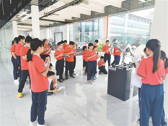 學(xué)生們走進企業(yè)，近距離感受智能工業(yè)的魅力。