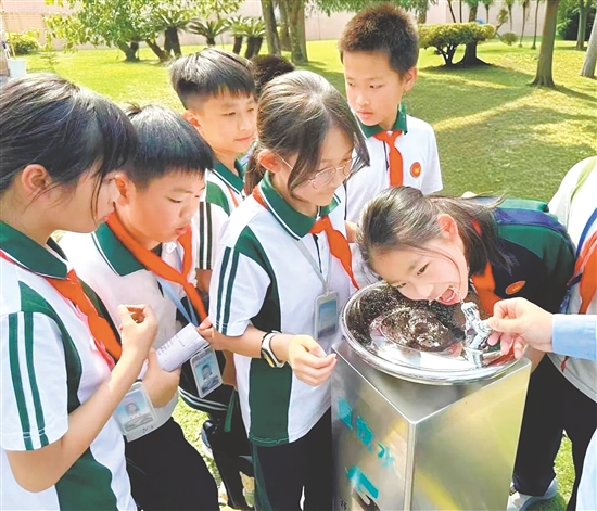 學(xué)生們輪流品嘗經(jīng)過深度處理的直飲水，紛紛點(diǎn)贊“有點(diǎn)甜”。