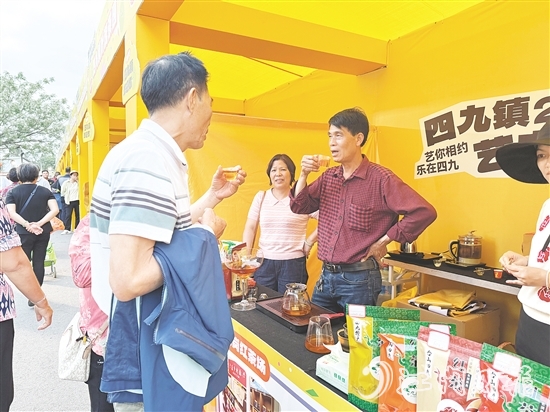 本地企業(yè)攜特色產(chǎn)品亮相嘉年華。