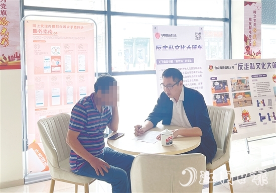 在調(diào)解過(guò)程中，江磊泉（右）為群眾普法。