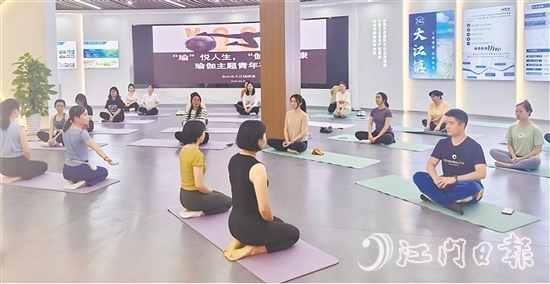 學(xué)員們進(jìn)行靜坐冥想與呼吸調(diào)整，進(jìn)入放松狀態(tài)。