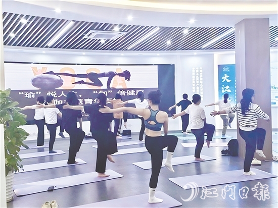 學(xué)員們跟隨導(dǎo)師練習(xí)，在體式轉(zhuǎn)換中體會(huì)力量與柔韌的平衡。