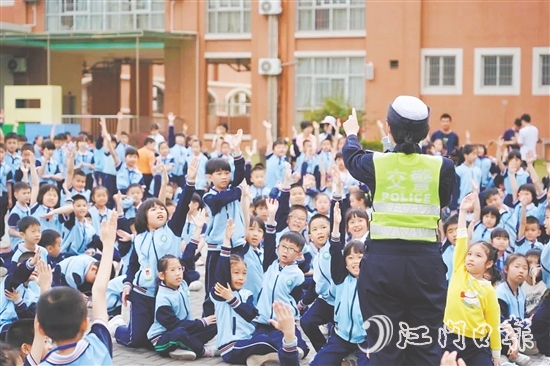 學(xué)生們踴躍參與互動問答。