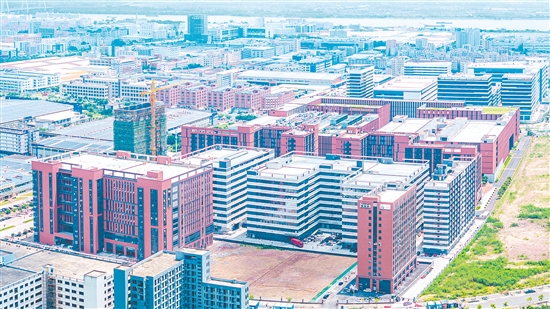 江門市安全應急產業(yè)園內廠房林立，發(fā)展?jié)摿Υ?，致力于打造灣區(qū)一流安全應急產業(yè)園。何榕