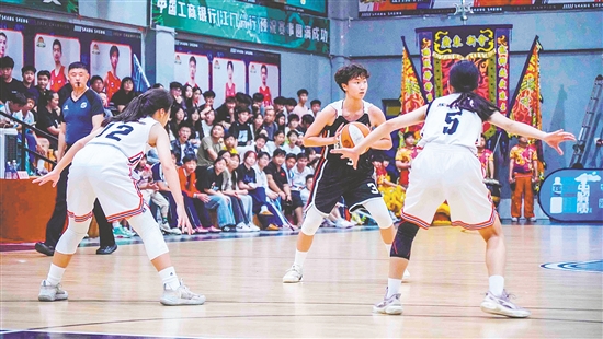 運(yùn)動員在場上進(jìn)行激烈比拼。