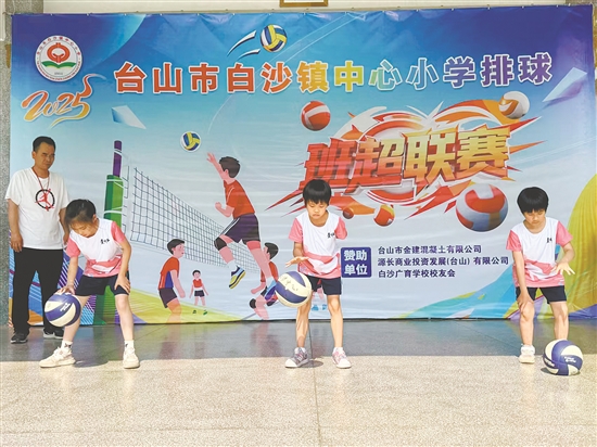 低年級(jí)學(xué)生在“拍球大挑戰(zhàn)”限時(shí)比賽中展開(kāi)比拼。