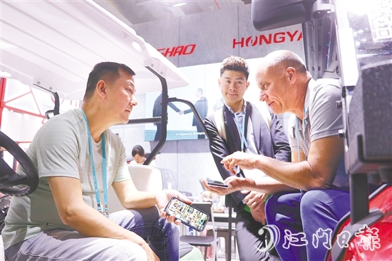 在江門鴻雅科技有限公司展位現(xiàn)場(chǎng)，來(lái)自美國(guó)邁阿密的客商正積極與企業(yè)商討合作方式。劉淑君