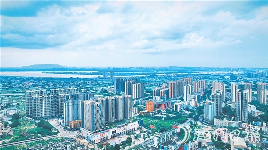 鶴山擁有廣闊的發(fā)展空間、扎實的產(chǎn)業(yè)基礎和良好的發(fā)展勢頭。圖為鶴山城區(qū)。