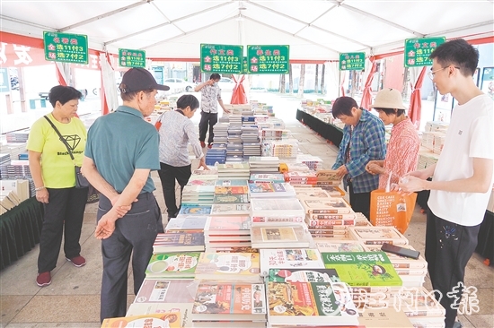 市民在購書區(qū)挑選圖書。