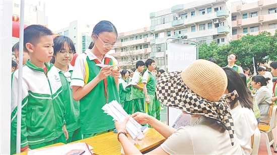 游戲區(qū)設(shè)置了多個游戲攤位，考驗學(xué)生的朗讀能力、科學(xué)知識儲備、詩詞知識儲備、語言組織能力及口頭表達能力。
