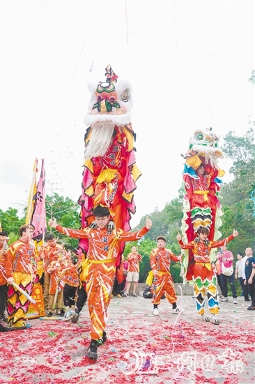 一眾弟子以醒獅和武術(shù)的形式表達(dá)對(duì)祖師的緬懷。