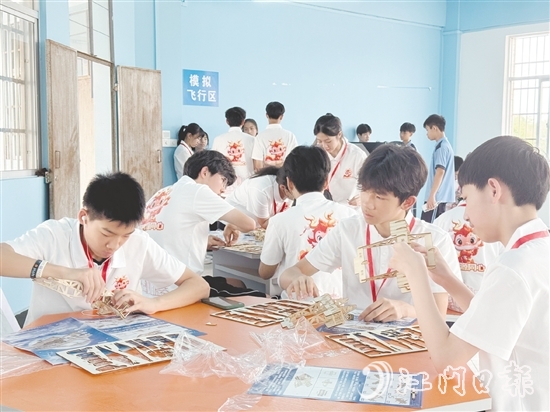 學(xué)生們拼裝“馮如一號(hào)”模型。