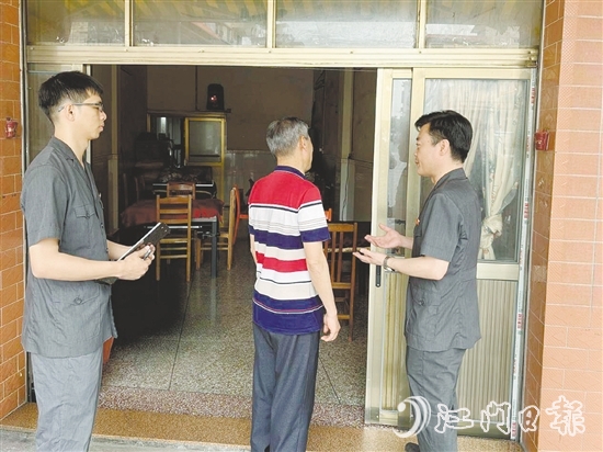 法官到李大爺家回訪，發(fā)現(xiàn)損壞的房屋已經(jīng)基本修復(fù)。