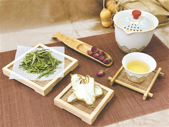養(yǎng)生茶飲適合各年齡段市民飲用。
