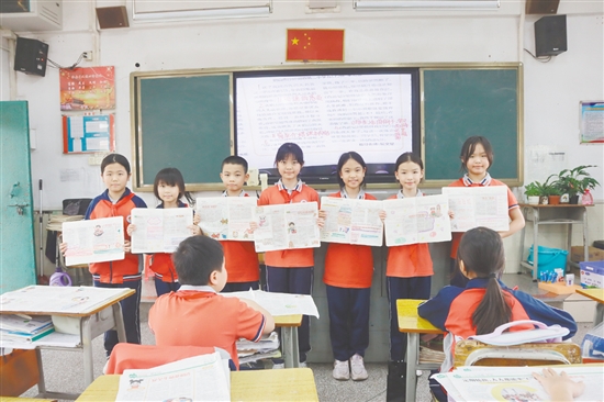 蓬江區(qū)發(fā)展小學(xué)學(xué)生展示讀書(shū)筆記。
