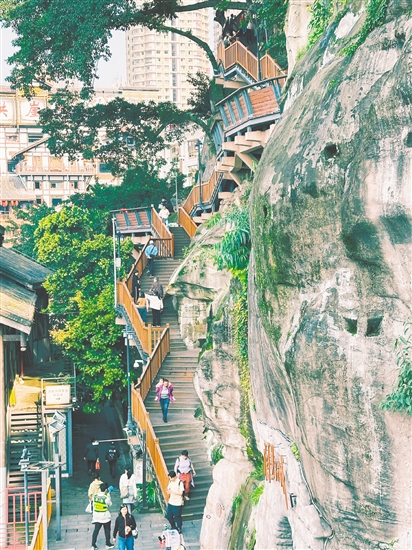 沿山城步道拾級(jí)而上，感受重慶山城的魅力。