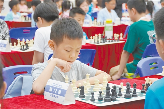 棋手們?cè)谄灞P上智力交鋒。