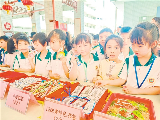 學(xué)生們以積攢的獎?wù)聝稉Q心儀獎品。