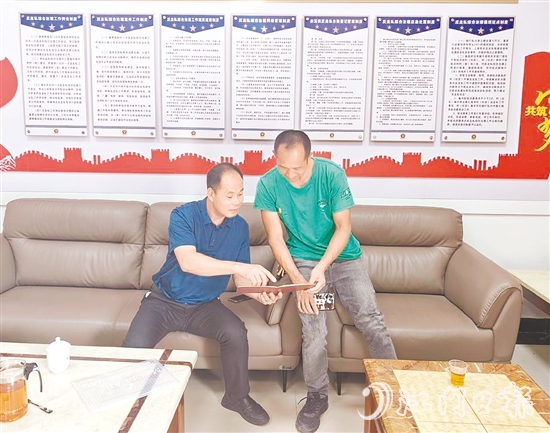 黃凱堅(jiān)（左）用行動(dòng)詮釋基層政法工作者的堅(jiān)守與擔(dān)當(dāng)。
