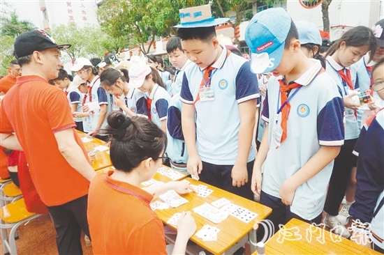 學生挑戰(zhàn)“神機妙算”游戲項目。
