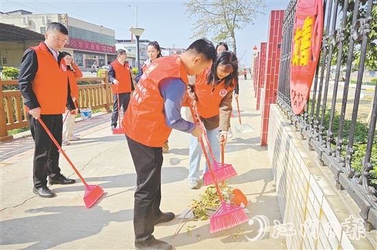 江門置業(yè)發(fā)展的黨員多次開展清潔志愿服務(wù)活動，助力鄉(xiāng)村人居環(huán)境改善。