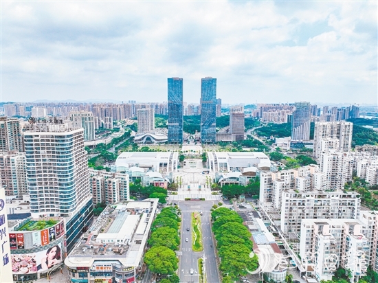 環(huán)市街道位于蓬江區(qū)中心區(qū)域，位于珠三角“1小時(shí)商圈”內(nèi)，交通便利，區(qū)位優(yōu)勢明顯。圖為環(huán)五邑華僑廣場商圈一帶。劉淑君