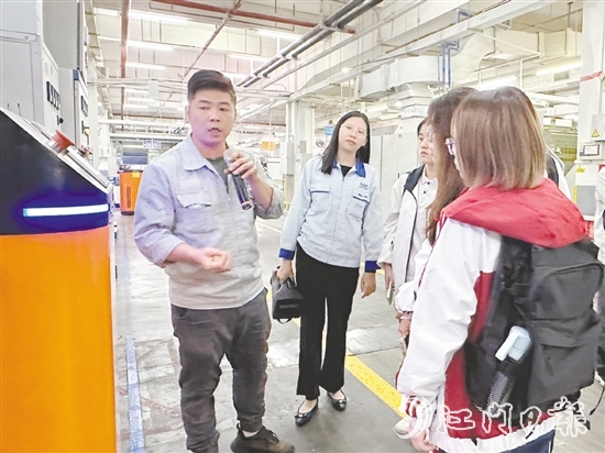 在雅圖仕倉儲物流環(huán)節(jié)，AGV智能叉車發(fā)揮重要作用。