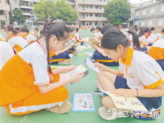 沙坪一小學(xué)生根據(jù)“好書推薦卡”的引導(dǎo)，認(rèn)真品讀圖書。