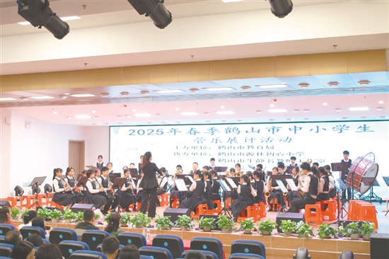 各管樂(lè)團(tuán)依次登臺(tái)，以飽滿的熱情演繹管樂(lè)藝術(shù)的多元魅力。