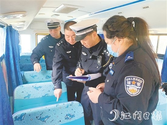 交警聯(lián)合教育部門對恩平市校車開展全面排查。