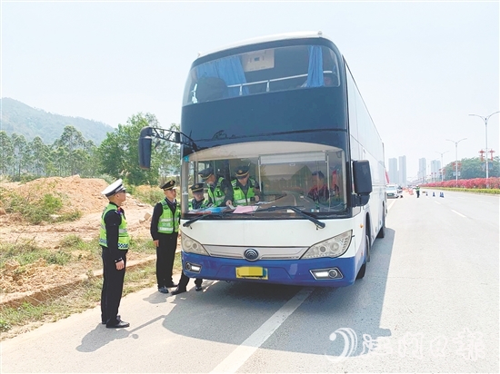 交警部門在重點(diǎn)區(qū)域設(shè)置流動(dòng)檢查點(diǎn)，嚴(yán)查客運(yùn)車輛違規(guī)攬客、不按核定線路行駛等亂象。