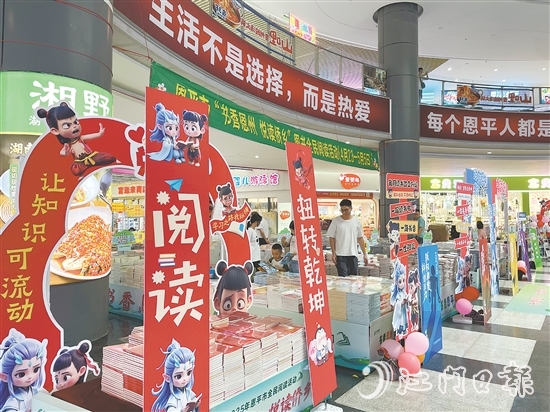 活動現(xiàn)場有5萬多冊書籍供大家免費閱讀。