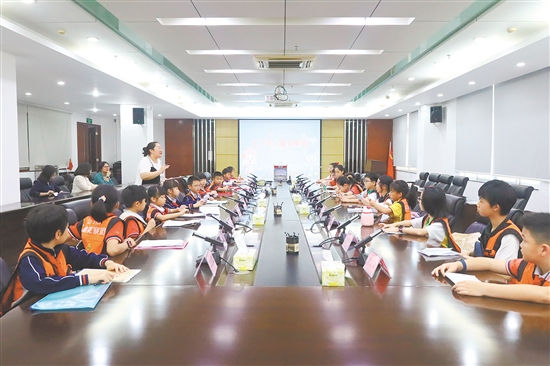 團員們開展第一次議題討論，為城市建設(shè)“出點子”。