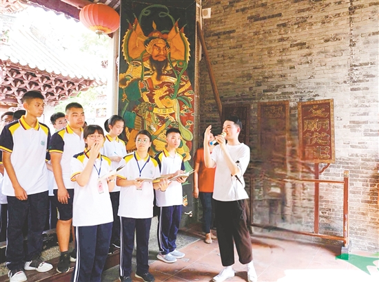 獻(xiàn)章班學(xué)生走進(jìn)陳白沙紀(jì)念館，探尋白沙文化精髓。