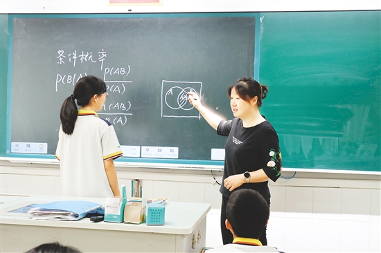 “學(xué)導(dǎo)練”教學(xué)模式激活學(xué)生思維，提升課堂效率。