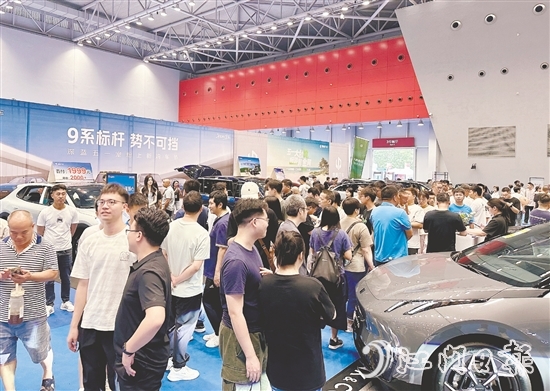 2025江門五一國際車展現(xiàn)場人潮涌動(dòng)。