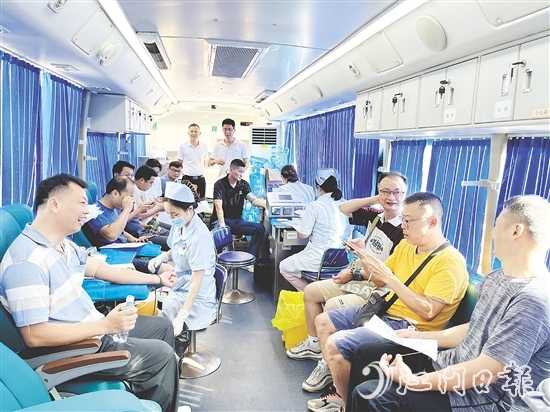 獻(xiàn)血車上，總有江門青年的身影。