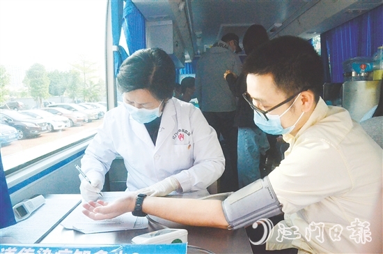 江門青年積極參與無償獻(xiàn)血。